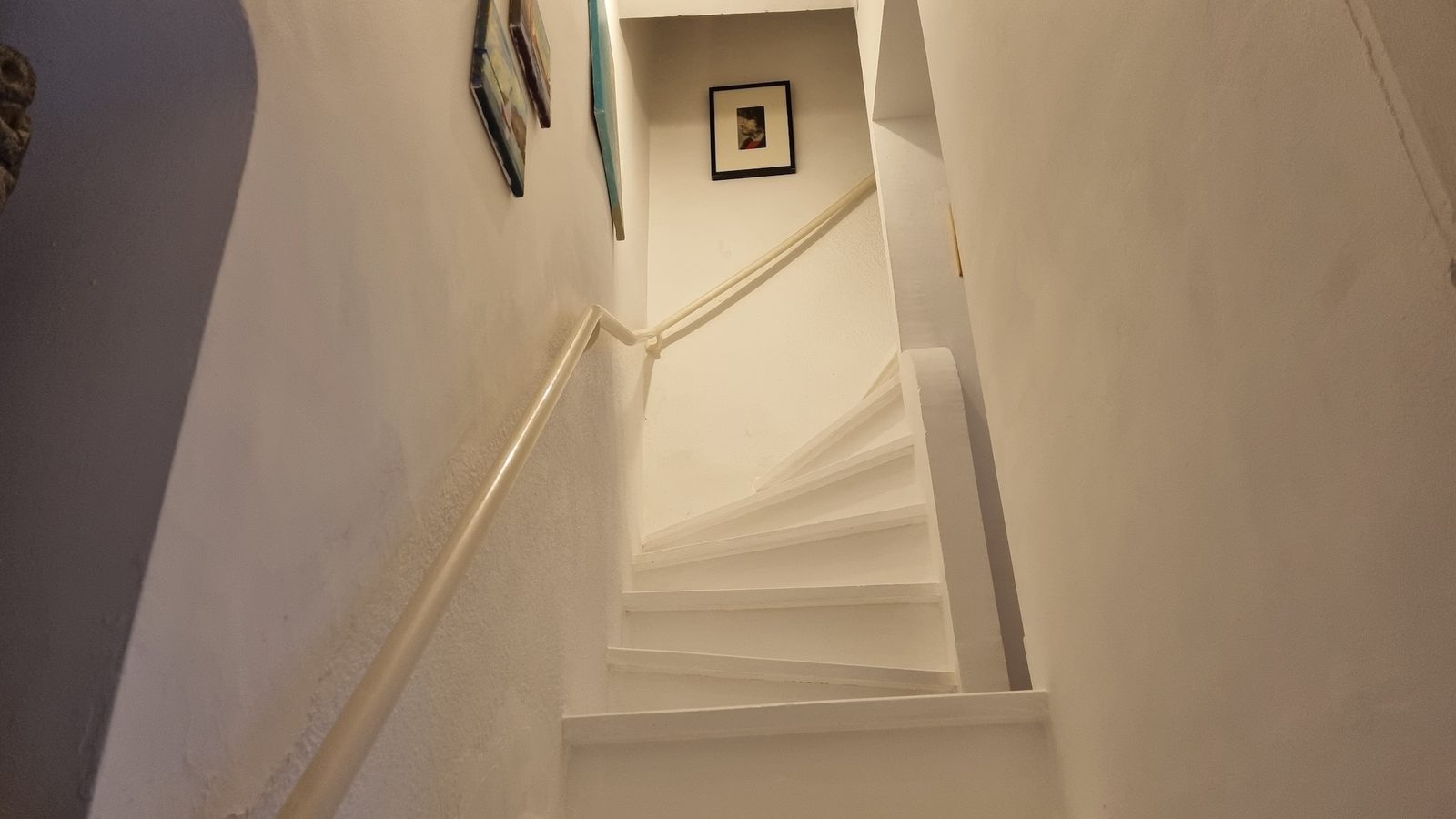 L’escalier étroit qui dessert les quatre niveaux de la maison