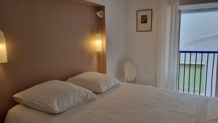 Lit queen size de la seconde chambre