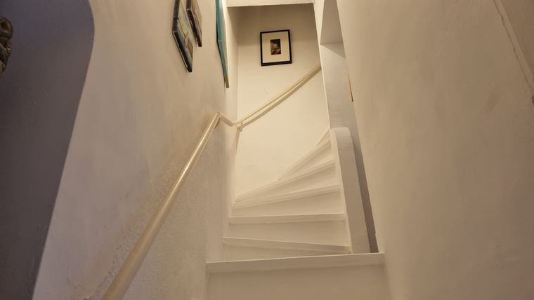 L’escalier étroit qui dessert les quatre niveaux
