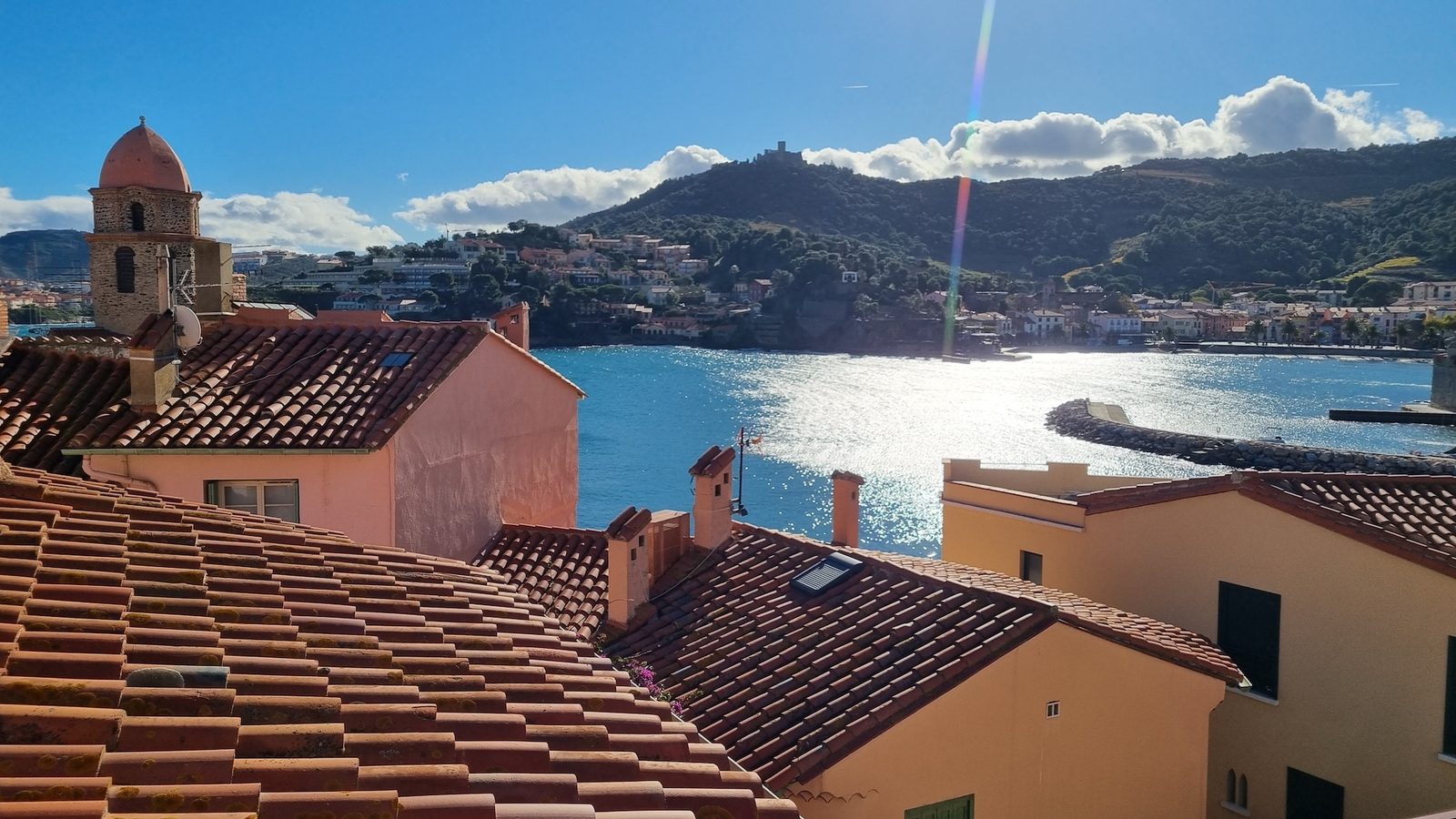 Le clocher de Collioure et la baie vus depuis les toits